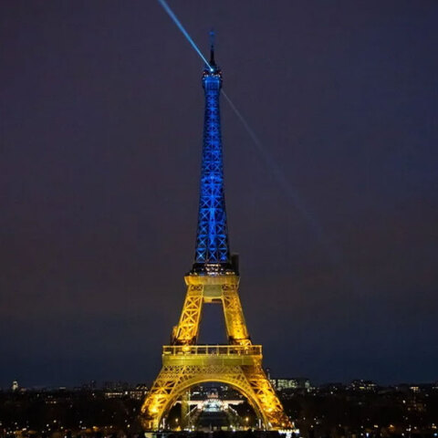 Ο Πύργος του Άιφελ στα χρώματα της Ουκρανίας