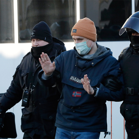 Άνδρες της ρωσικής αστυνομίας συνέλαβαν διαδηλωτή σε αντιπολεμική συγκέντρωση (Φωτογραφία αρχείου)