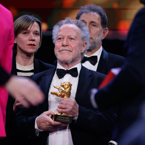 Ο σκηνοθέτης Νικολά Φιλιμπέρ  στη Berlinale 2023 με τη Χρυσή Άρκτο για το ντοκιμαντέρ του «On the Adamant»