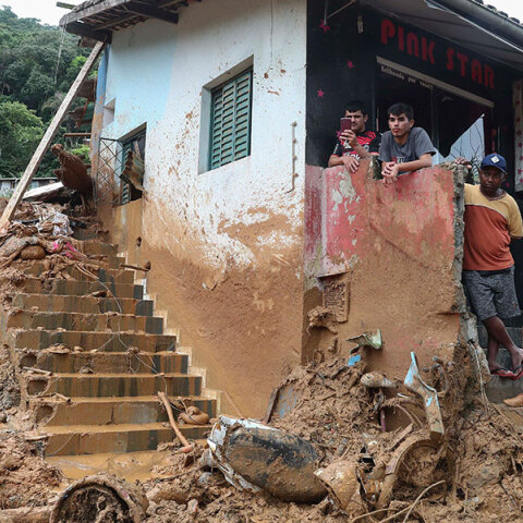 Σπίτια στη Βραζιλία μέσα στις λάσπες και τα χώματα μετά τις κατολισθήσεις