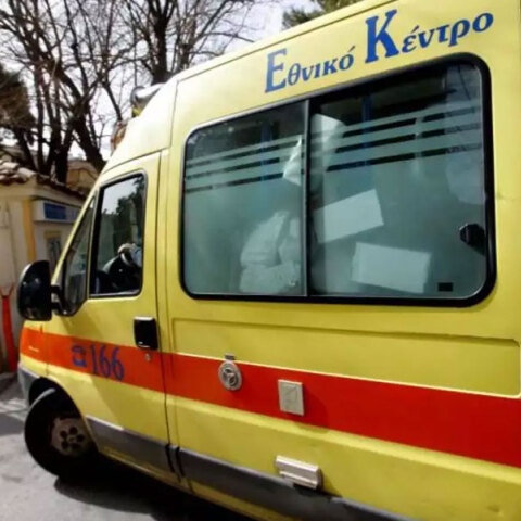 Ασθενοφόρο του ΕΚΑΒ έξω από νοσοκομείο