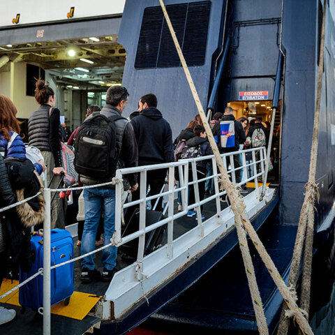 Αναχώρηση εκδρομέων με πλοίο για το τριήμερο