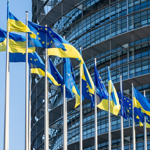 Σημαίες της Ουκρανίας και της Ευρωπαϊκής Ένωσης κυματίζουν στις Βρυξέλλες