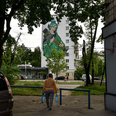 Mural στο Κίεβο δείχνει την Παναγία να κρατά ένα αντιαρματικό javelin