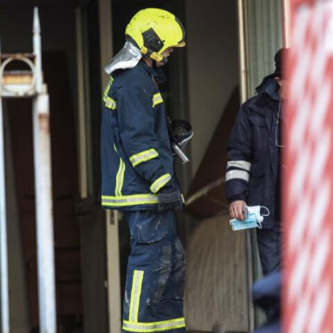 Πυροσβέστες μπαίνουν σε κτίριο που ξέσπασε φωτιά