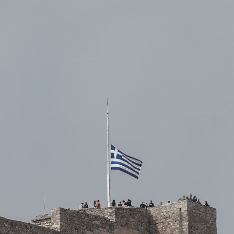 Η σημαία στην Ακρόπολη κυματίζει μεσίστια μετά τη φονική σύγκρουση τρένων στα Τέμπη