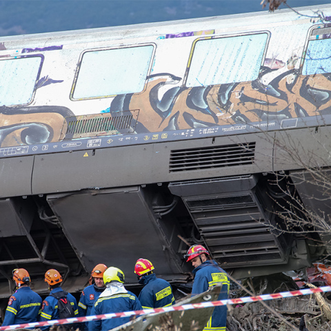 Διασώστες επιχειρούν στον τόπο του δυστυχήματος στα Τέμπη
