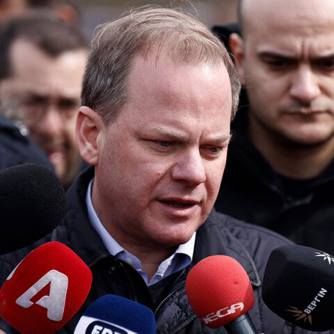 Ο Κώστας Καραμανλής στον τόπο της σιδηροδρομικής τραγωδίας στα Τέμπη