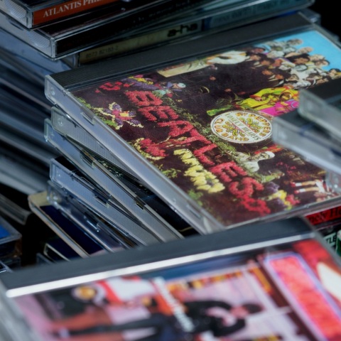 Σαν σήμερα 2 Μαρτίου 1983: Τα πρώτα compact disc κυκλοφορούν στις ΗΠΑ και τις διεθνείς αγορές, ένα χρόνο μετά το λανσάρισμά τους στην Ιαπωνία.