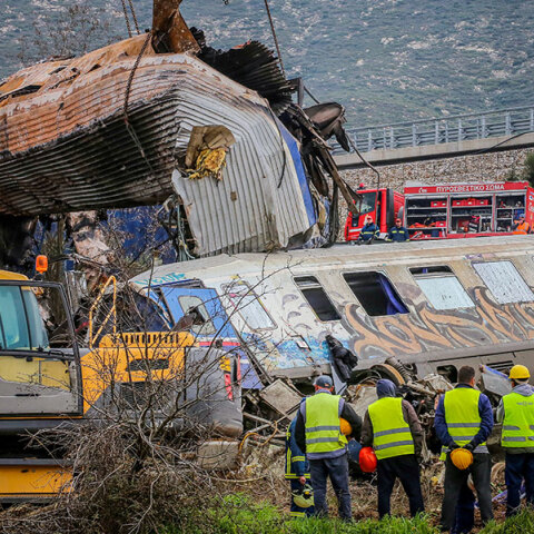 Δεκάδες νεκροί από τη σύγκρουση τρένων στα Τέμπη