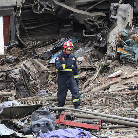 Πυροσβέστης ανάμεσα στα συντρίμμια μετά τη φονική σύγκρουση τρένων στα Τέμπη