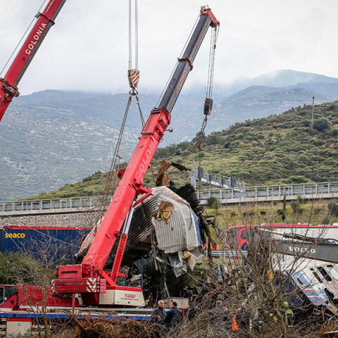 Γερανοί απομακρύνουν τα κατεστραμμένα βαγόνια μετά τη σύγκρουση τρένων στα Τέμπη