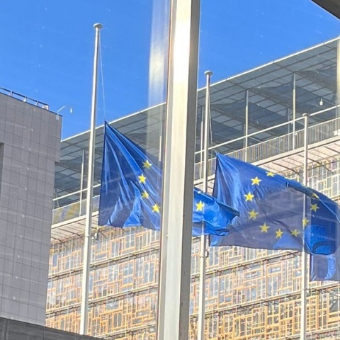 Τέμπη - Σύγκρουση τρένων: Μεσίστιες οι σημαίες στα κτίρια της Κομισιόν