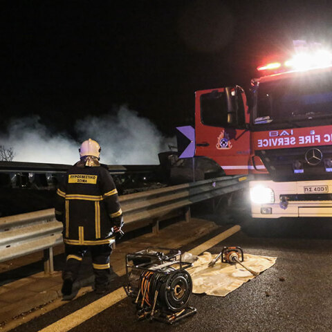 Πυροσβέστης στο σημείο που συγκρούστηκαν τα τρένα στα Τέμπη