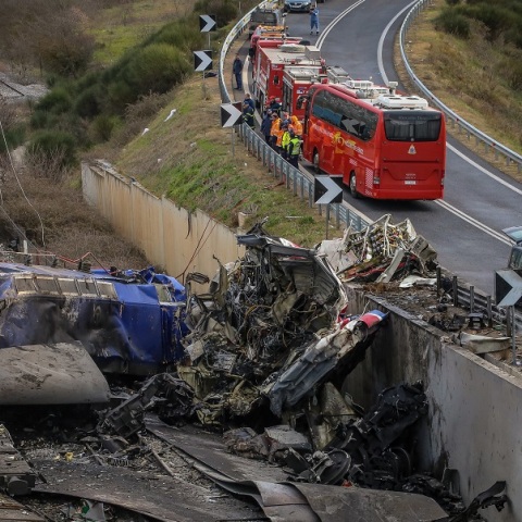 Σύγκρουση τρένων στα Τέμπη: «Βρήκαμε στα χωράφια 4 - 5 ανθρώπους που δεν ήταν στη ζωή», λέει διασώστης