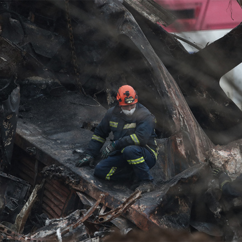 Διασώστες επιχειρούν στον τόπο του δυστυχήματος στα Τέμπη