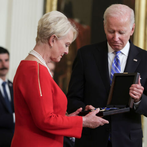 Σε ό,τι αφορά την προσωπική του σχέση με τον Αμερικανό Πρόεδρο, μια από τις τελευταίες επιθυμίες του Μακέιν, πριν πεθάνει, δεν θα μπορούσε να είναι σαφέστερη: ζήτησε ο ένοικος του Λευκού Οίκου να μην παρευρεθεί στην κηδεία του.