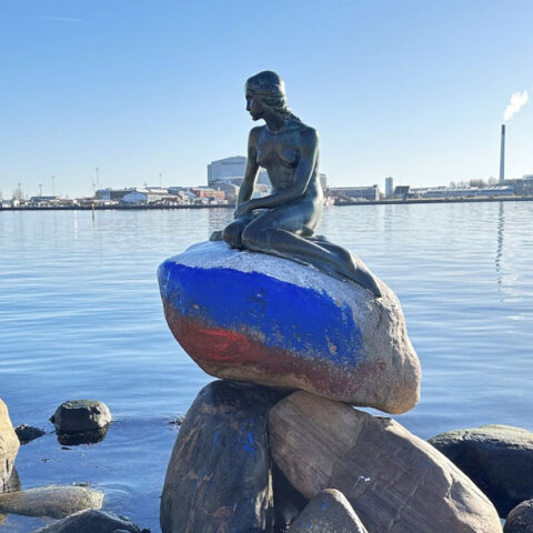 Η Μικρή Γοργόνα στην Κοπεγχάγη με τη ρωσική σημαία ζωγραφισμένη στην πέτρινη βάση της