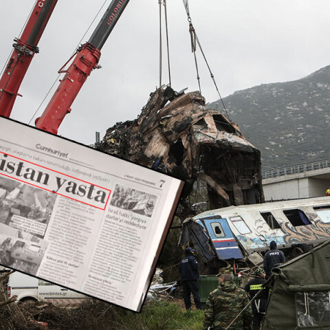 Γερανός απομακρύνει κομμάτι από διαλυμένο βαγόνι στα Τέμπη μετά τη φονική σύγκρουση τρένων
