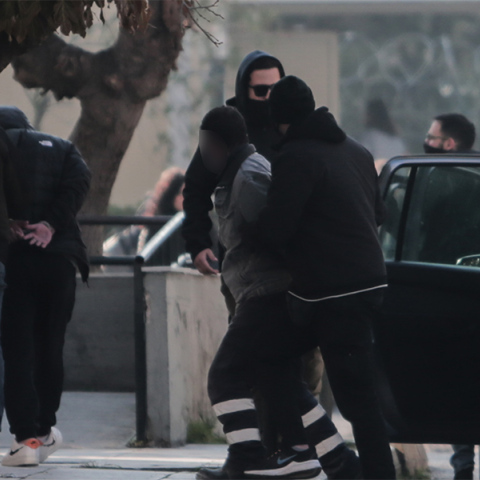 Συλληφθέντες για την υπόθεση βιασμού της 12χρονης στον Κολωνό μεταφέρονται στην ανακρίτρια