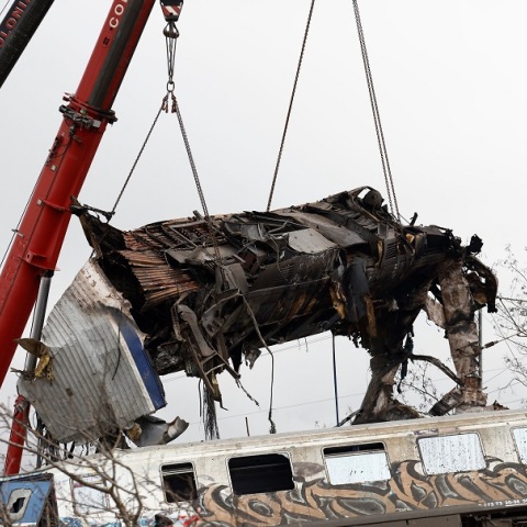 Τέμπη - Σύγκρουση τρένων: Θα γίνει τεμαχισμός του τρίτου βαγονιού 