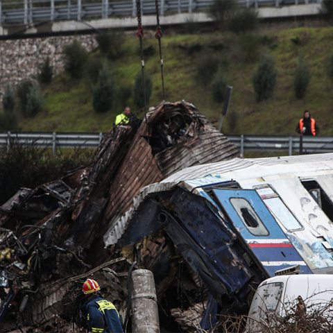 Διασώστες επιχειρούν στον τόπο του δυστυχήματος στα Τέμπη