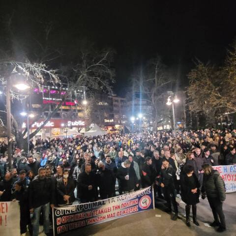 Λάρισα: Μεγάλο συλλαλητήριο διαμαρτυρίας για τα θύματα των Τεμπών (φωτό – βίντεο)