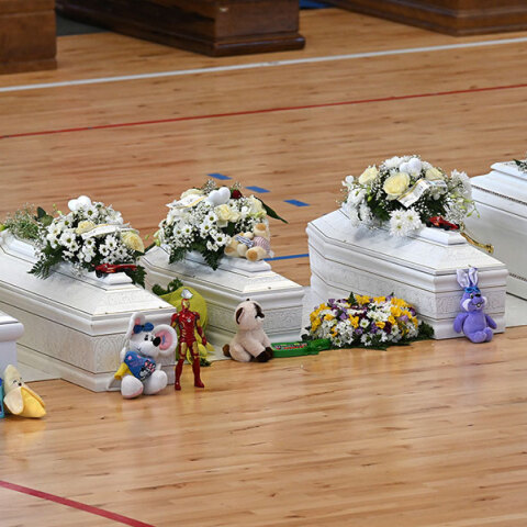 Παιχνίδια δίπλα σε λευκά φέρετρα με τις σορούς των παιδιών από το πολύνεκρο ναυάγιο στην Ιταλία