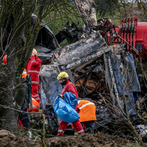 Διασώστες επιχειρούν στον τόπο του δυστυχήματος στα Τέμπη