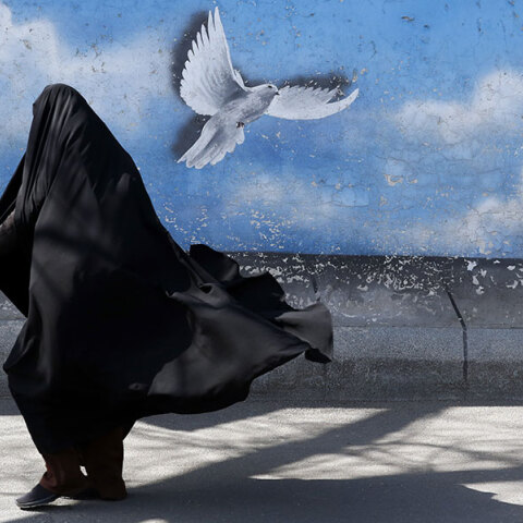 Γυναίκα με μπούρκα στην Τεχεράνη