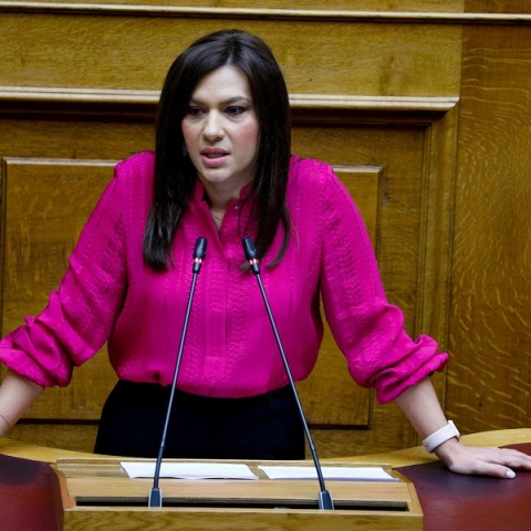 Τέμπη: Η βουλευτής της ΝΔ Στέλλα Μπίζιου καταγγέλλει ότι «επιχειρούν να την συνδέσουν με τον σταθμάρχη»