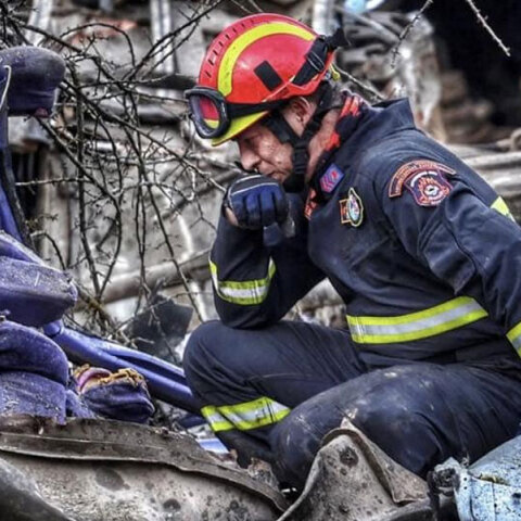 Άνδρας της ΕΜΑΚ στα Τέμπη μετά τη σύγκρουση τρένων