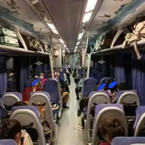 Λίγο πριν τη σύγκρουση τρένων στα Τέμπη επιβάτες βρίσκονται ανυποψίαστοι στο 3ο βαγόνι της αμαξοστοιχίας