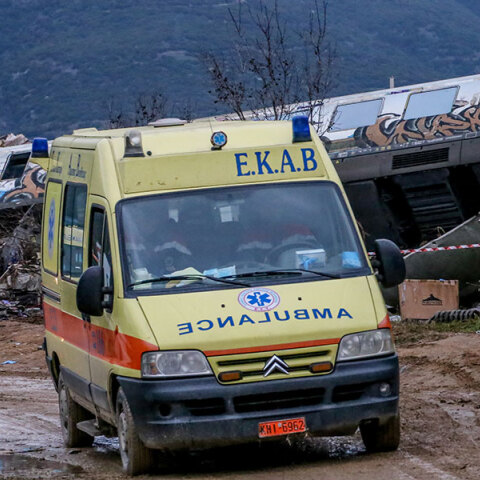 Ασθενοφόρο του ΕΚΑΒ στα Τέμπη στο σημείο που έγινε η σύγκρουση τρένων