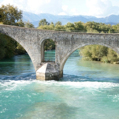 Άρτα: Στο νοσοκομείο 64χρονη που έπεσε από το γεφύρι