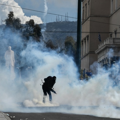 Τέμπη: Επεισόδια στο Σύνταγμα στο συλλαλητήριο