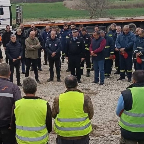 Τέμπη: Φόρο τιμής στους νεκρούς του σιδηροδρομικού δυστυχήματος από όσους επιχειρούν στο σημείο