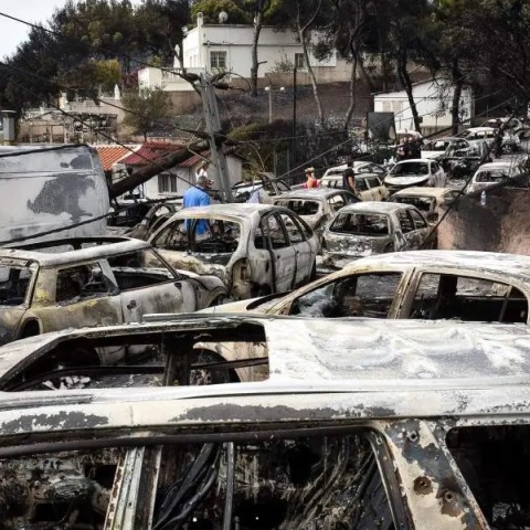 Καμένα αυτοκίνητα στο Μάτι την επομένη της τραγωδίας