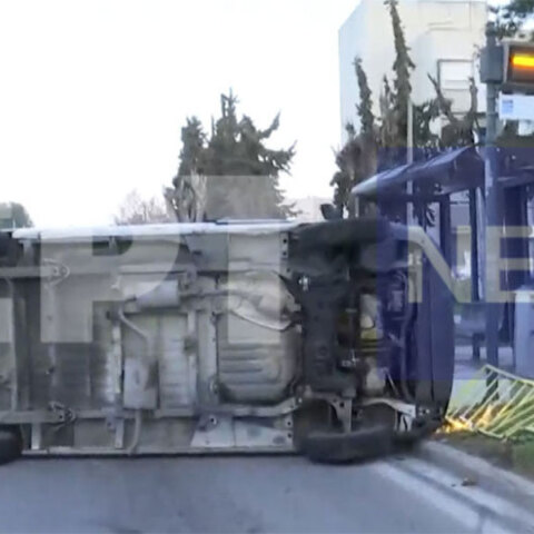 Φορτηγάκι έπεσε πάνω σε στάση του ΟΑΣΘ