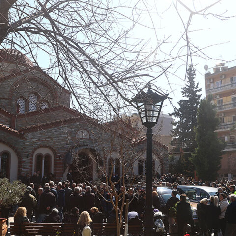 Θρήνος στην κηδεία του 54χρονου αστυνομικού και του 15χρονου γιου του