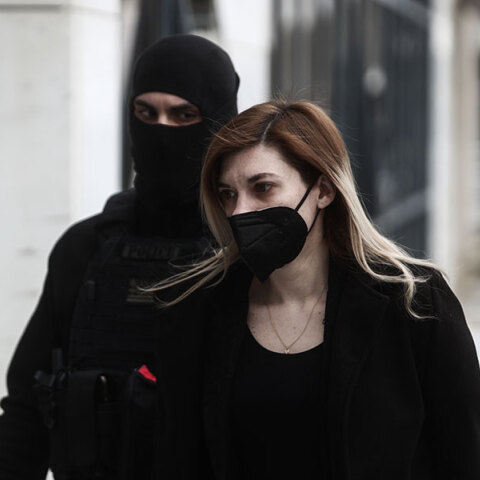 Η Ρούλα Πισπιρίγκου οδηγείται στη δίκη