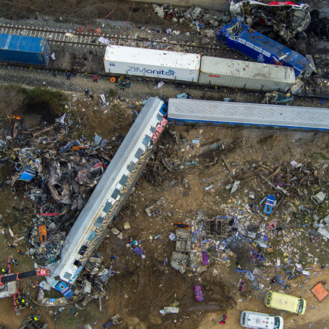 Εικόνα καταστροφής μετά τη σύγκρουση τρένων στα Τέμπη