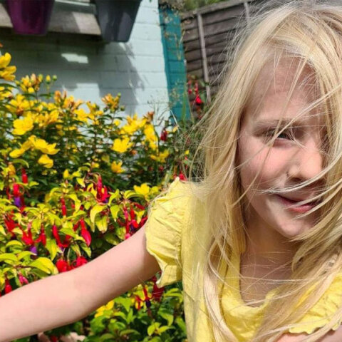 Η 6χρονη Caitlin Hutson στη Βρετανία που έχει ανάγκη το βιονικό χέρι