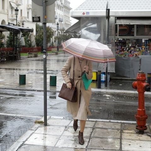 Καιρός αύριο: Τοπικές βροχές με μικρή άνοδο της θερμοκρασίας την Τετάρτη