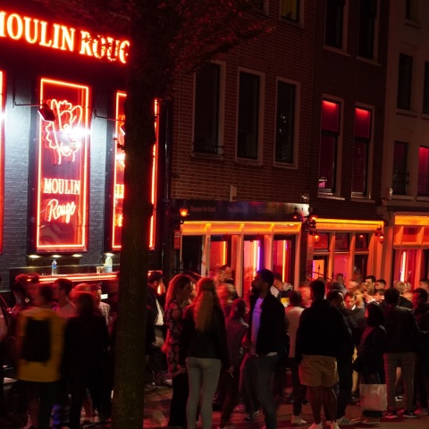 Μετακομίζουν τα «κόκκινα φανάρια» του Άμστερνταμ