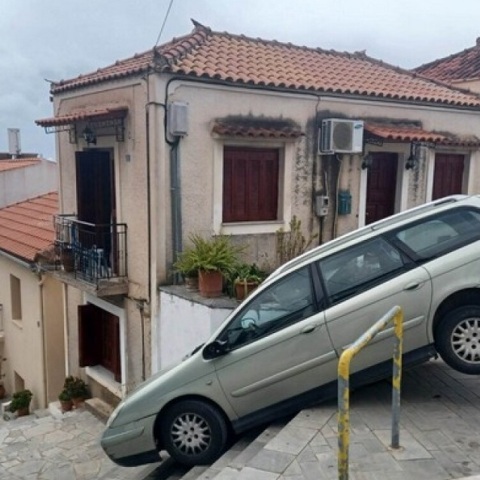 Καλαμάτα: Οδηγός 92 ετών κατέβηκε σκαλιά με το αυτοκίνητο