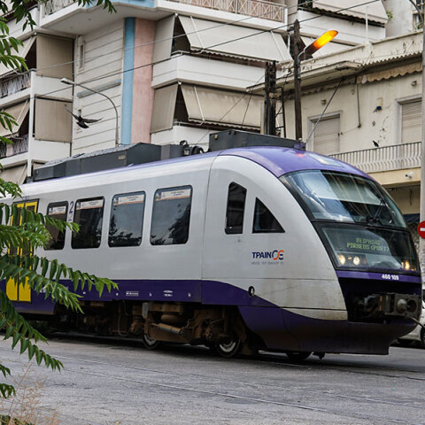 Συρμός του Προαστιακού περνά μέσα από συνοικία στην Αθήνα