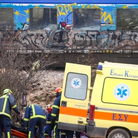 Τέμπη  - Μεταφορά στο νοσοκομείο από διασώστες