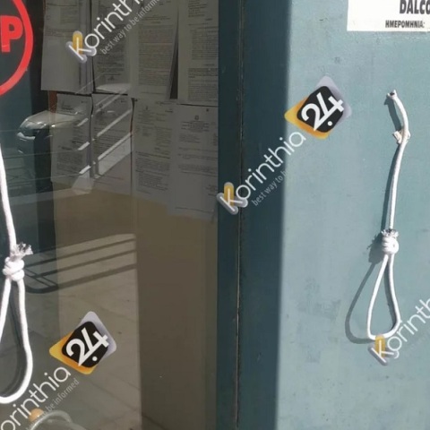 Κόρινθος: Τοποθέτησαν κρεμάλες στο Δημαρχείο