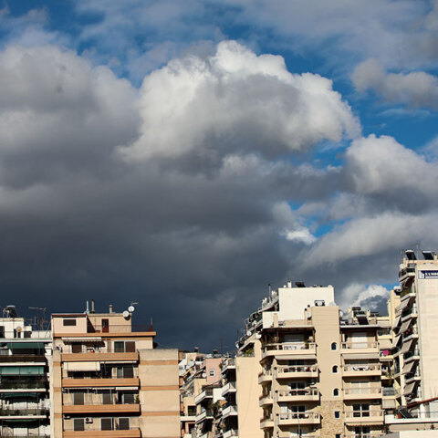 Σύννεφα πάνω από την Αθήνα